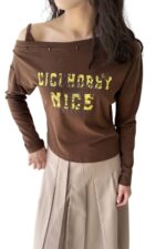 38170 OFF-SHOULDER SLOGAN LONG-SLEEVE TOP