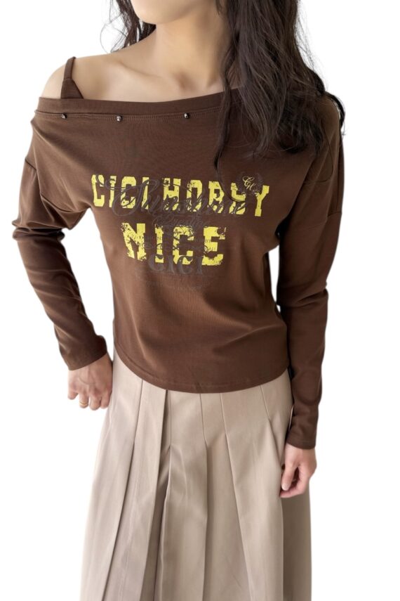 38170 OFF-SHOULDER SLOGAN LONG-SLEEVE TOP