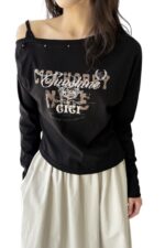 38170 OFF-SHOULDER SLOGAN LONG-SLEEVE TOP