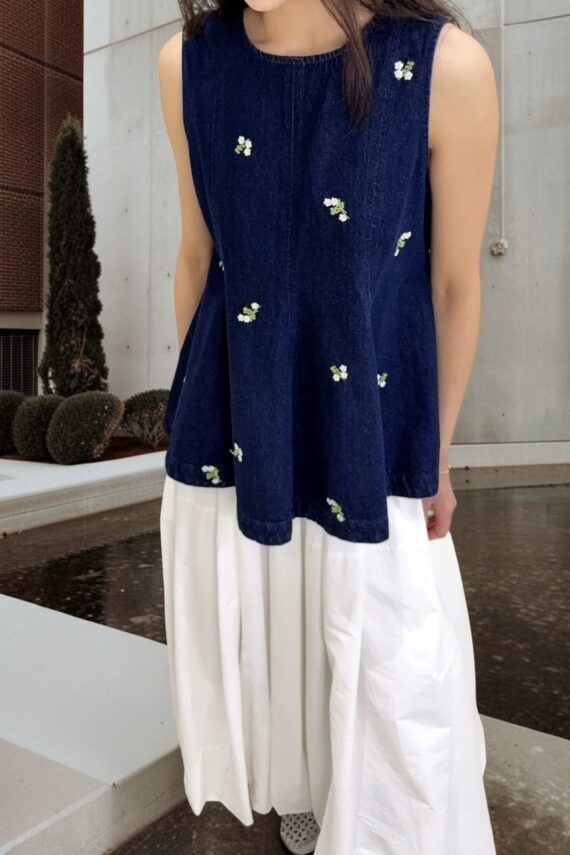 39239 FLORAL EMBROIDERED DENIM TOP