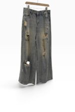 38808  STAIGHT-LEG RIPPED JEANS
