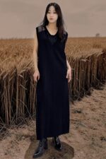 39089 SLEEVELESS V-NECK KNIT DRESS