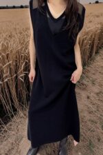 39089 SLEEVELESS V-NECK KNIT DRESS