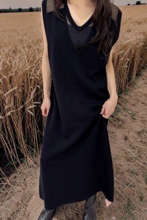 39089 SLEEVELESS V-NECK KNIT DRESS