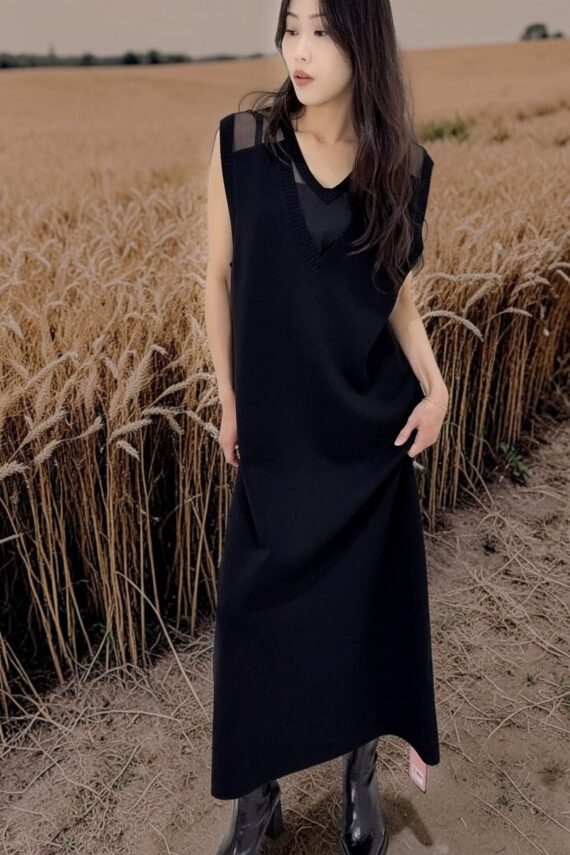 39089 SLEEVELESS V-NECK KNIT DRESS