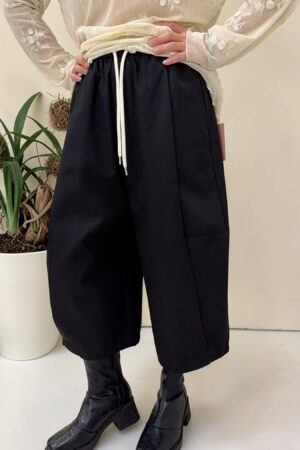 39271 ELASTIC-WAIST CROPPED CURVED-LEG PANTS